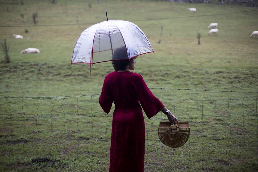 Rebeca Valdivia, personal shopper, Donostia, San Sebastián, Miss Clov, vestido rojo, oriental, red dress, oriental style, sandals, sandalias planas, maxi pendientes, maxi earings, bolso bambú, bamboo basket, curls, rizos, curlpower