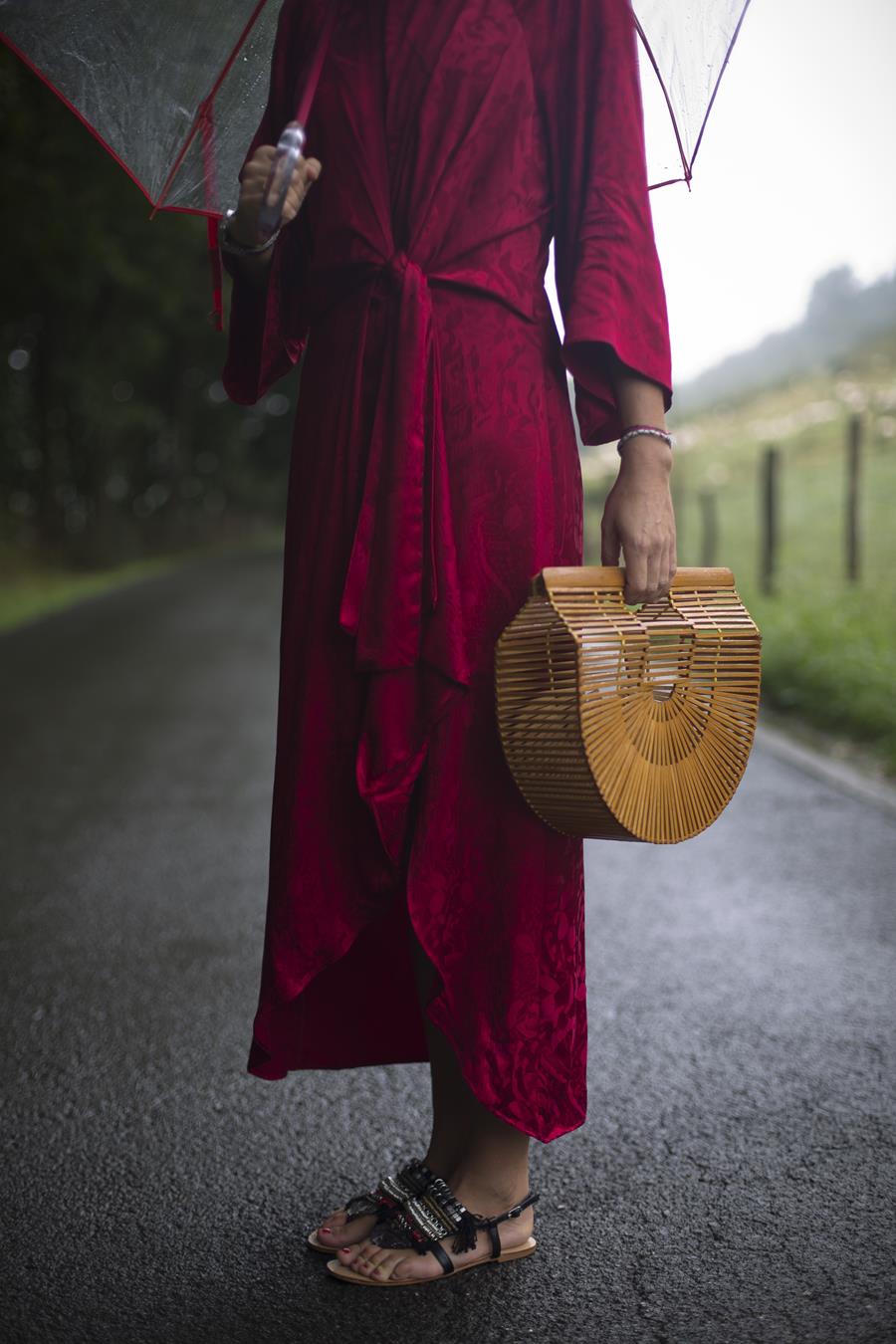 Rebeca Valdivia, personal shopper, Donostia, San Sebastián, Miss Clov, vestido rojo, oriental, red dress, oriental style, sandals, sandalias planas, maxi pendientes, maxi earings, bolso bambú, bamboo basket, curls, rizos, curlpower
