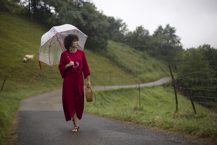 Rebeca Valdivia, personal shopper, Donostia, San Sebastián, Miss Clov, vestido rojo, oriental, red dress, oriental style, sandals, sandalias planas, maxi pendientes, maxi earings, bolso bambú, bamboo basket, curls, rizos, curlpower
