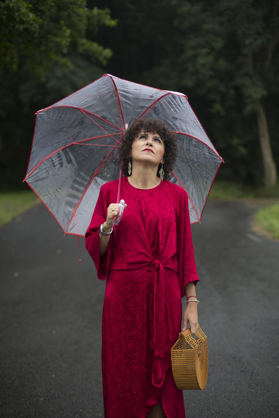 Rebeca Valdivia, personal shopper, Donostia, San Sebastián, Miss Clov, vestido rojo, oriental, red dress, oriental style, sandals, sandalias planas, maxi pendientes, maxi earings, bolso bambú, bamboo basket, curls, rizos, curlpower