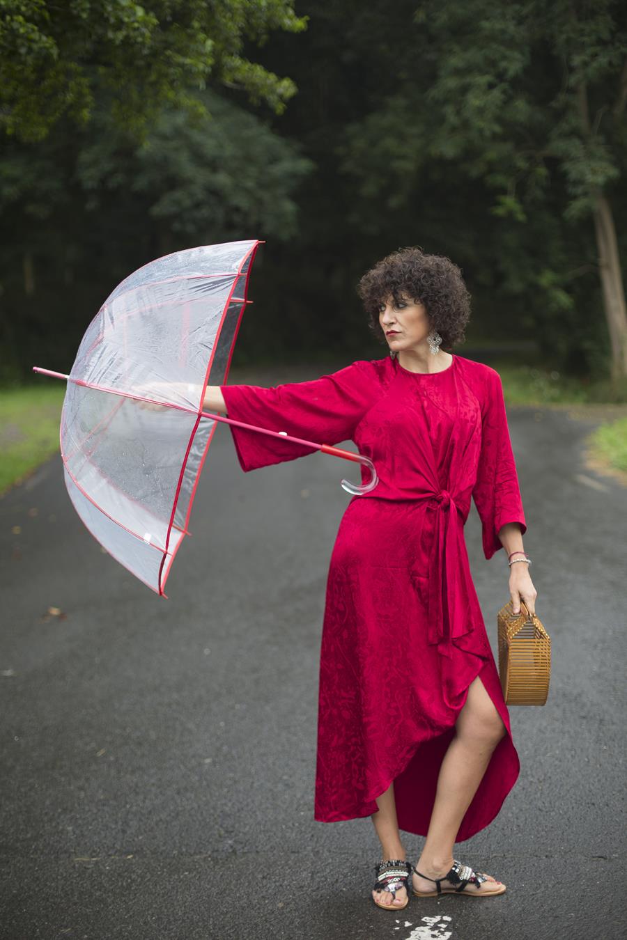 Rebeca Valdivia, personal shopper, Donostia, San Sebastián, Miss Clov, vestido rojo, oriental, red dress, oriental style, sandals, sandalias planas, maxi pendientes, maxi earings, bolso bambú, bamboo basket, curls, rizos, curlpower