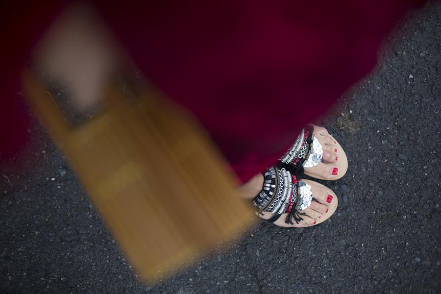 Rebeca Valdivia, personal shopper, Donostia, San Sebastián, Miss Clov, vestido rojo, oriental, red dress, oriental style, sandals, sandalias planas, maxi pendientes, maxi earings, bolso bambú, bamboo basket, curls, rizos, curlpower