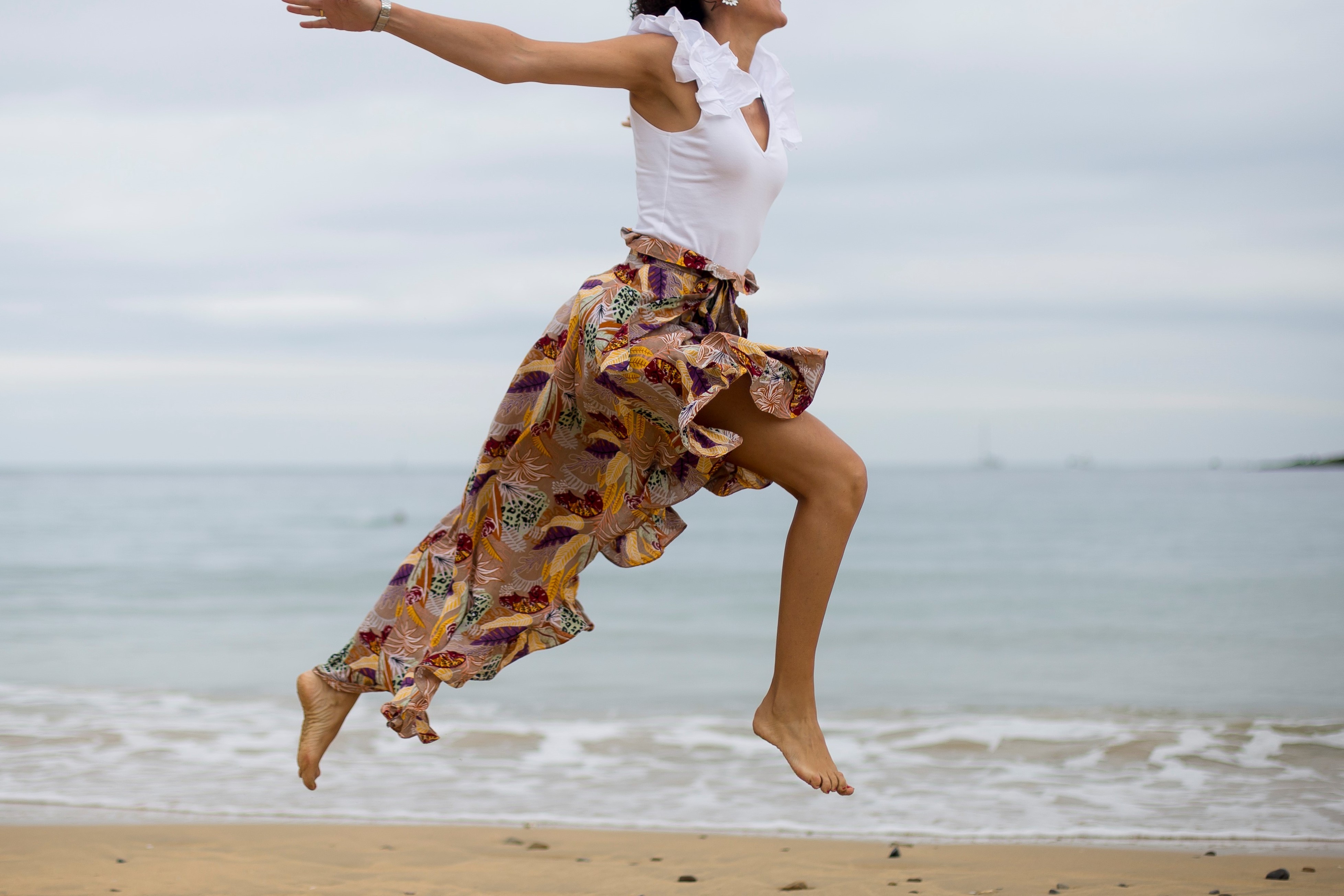 Rebeca Valdivia, personal shopper, Donostia, San Sebastián, Miss Clov, falda asimétrica, falda con cola, apargatas, mules, spadrilles, alparmules, playa ondarreta, white tee, camiseta blanca, bolso marroquí, marroquinería, curls, rizos, curlpower, madeinspain, madehand, artesano, hecho a mano