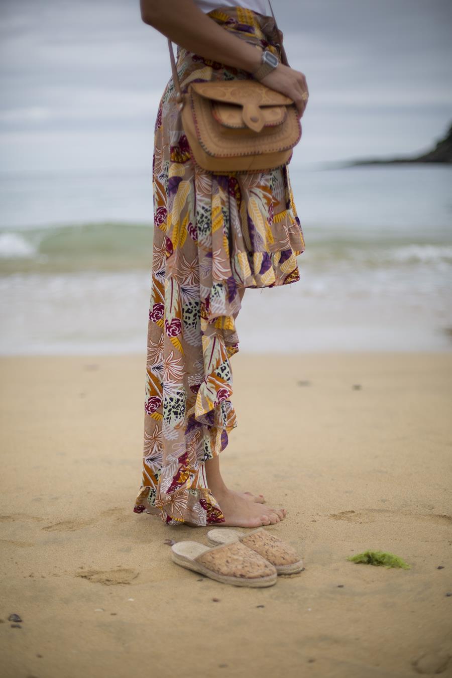 Rebeca Valdivia, personal shopper, Donostia, San Sebastián, Miss Clov, falda asimétrica, falda con cola, apargatas, mules, spadrilles, alparmules, playa ondarreta, white tee, camiseta blanca, bolso marroquí, marroquinería, curls, rizos, curlpower, madeinspain, madehand, artesano, hecho a mano