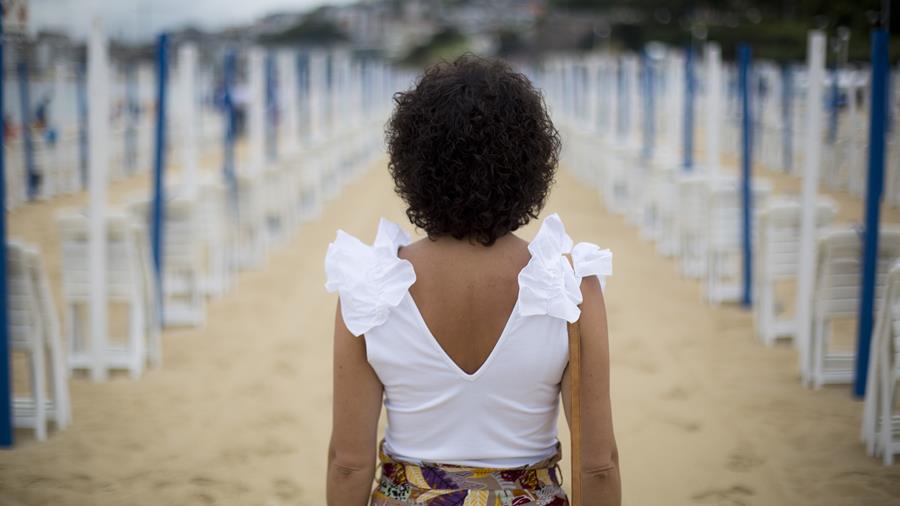 Rebeca Valdivia, personal shopper, Donostia, San Sebastián, Miss Clov, falda asimétrica, falda con cola, apargatas, mules, spadrilles, alparmules, playa ondarreta, white tee, camiseta blanca, bolso marroquí, marroquinería, curls, rizos, curlpower, madeinspain, madehand, artesano, hecho a mano