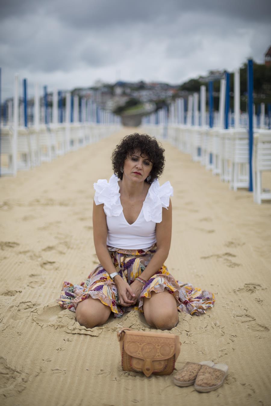 Rebeca Valdivia, personal shopper, Donostia, San Sebastián, Miss Clov, falda asimétrica, falda con cola, apargatas, mules, spadrilles, alparmules, playa ondarreta, white tee, camiseta blanca, bolso marroquí, marroquinería, curls, rizos, curlpower, madeinspain, madehand, artesano, hecho a mano
