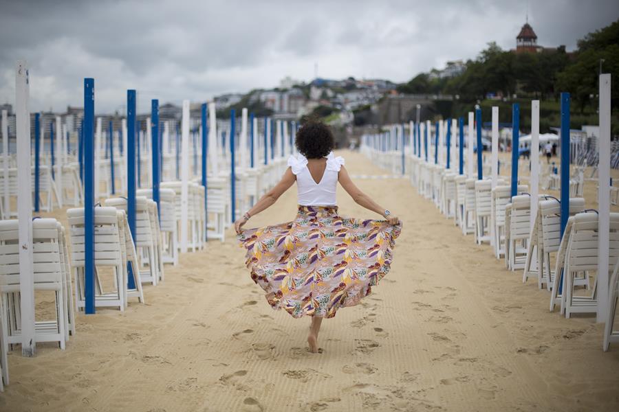 Rebeca Valdivia, personal shopper, Donostia, San Sebastián, Miss Clov, falda asimétrica, falda con cola, apargatas, mules, spadrilles, alparmules, playa ondarreta, white tee, camiseta blanca, bolso marroquí, marroquinería, curls, rizos, curlpower, madeinspain, madehand, artesano, hecho a mano