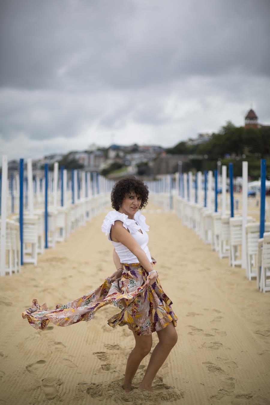 Rebeca Valdivia, personal shopper, Donostia, San Sebastián, Miss Clov, falda asimétrica, falda con cola, apargatas, mules, spadrilles, alparmules, playa ondarreta, white tee, camiseta blanca, bolso marroquí, marroquinería, curls, rizos, curlpower, madeinspain, madehand, artesano, hecho a mano