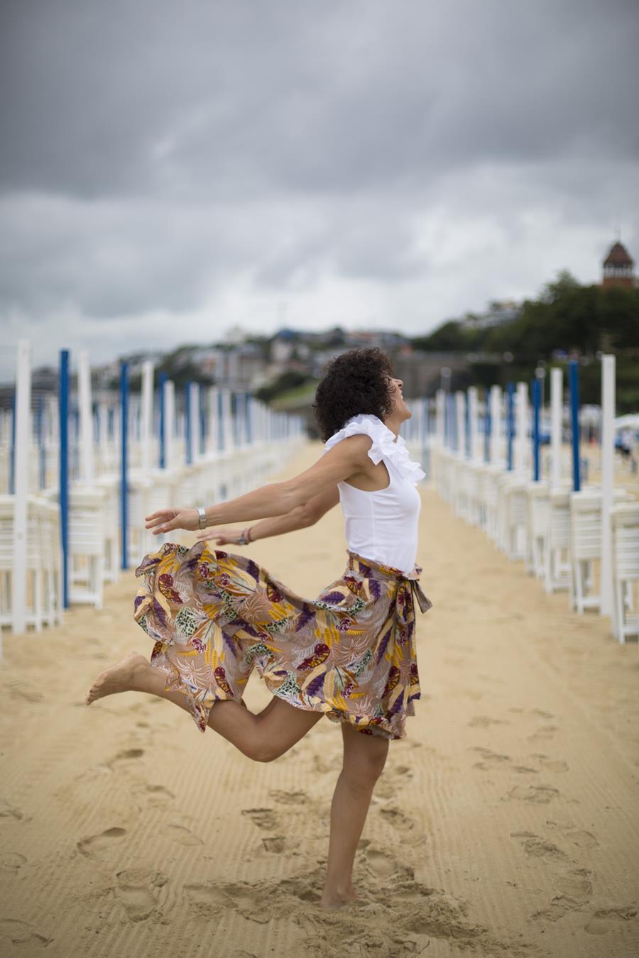 Rebeca Valdivia, personal shopper, Donostia, San Sebastián, Miss Clov, falda asimétrica, falda con cola, apargatas, mules, spadrilles, alparmules, playa ondarreta, white tee, camiseta blanca, bolso marroquí, marroquinería, curls, rizos, curlpower, madeinspain, madehand, artesano, hecho a mano
