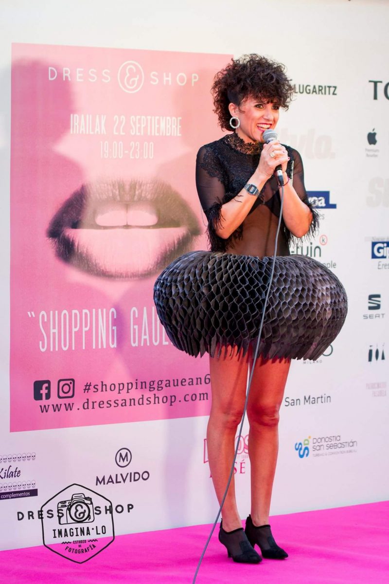 Rebeca Valdivia, personal shopper, Donostia, San Sebastián, Miss Clov, shopping gauean, Dress & Shop, shopping night, falda origami, madehand, Iñaki Kilate, body, collar babero, maxicollar, necklace, rizos