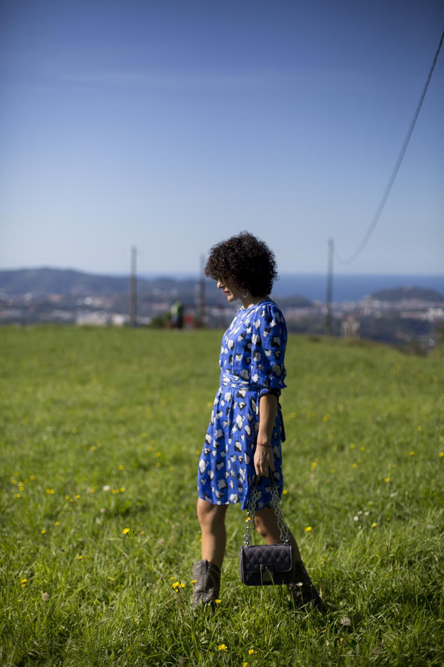 Rebeca Valdivia, personal shopper, estilista, stilist, Donostia, San Sebastián, Miss Clov, Rebeca Valdivia, estilista, personal shopper, stilist, rizos, curls, Vestido de leopardo, botas, Sendra, handmade, hecho a mano, made ni Spain, bag, bolso bandolera, animalprint, leopardo, dress