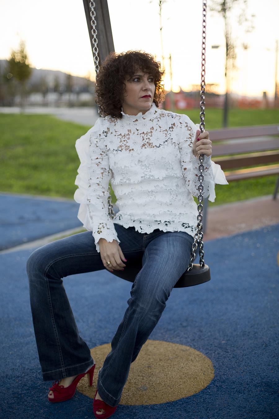 Rebeca Valdivia, personal shopper, estilista, stilist, Donostia, San Sebastián, Miss Clov, curls, rizos, bell jeans, pantalón de campana, camisa encaje, guipur, camisa blanca, white shirt, peep toe, bag, bolso bandolera