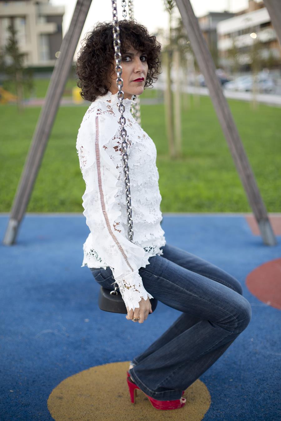 Rebeca Valdivia, personal shopper, estilista, stilist, Donostia, San Sebastián, Miss Clov, curls, rizos, bell jeans, pantalón de campana, camisa encaje, guipur, camisa blanca, white shirt, peep toe, bag, bolso bandolera