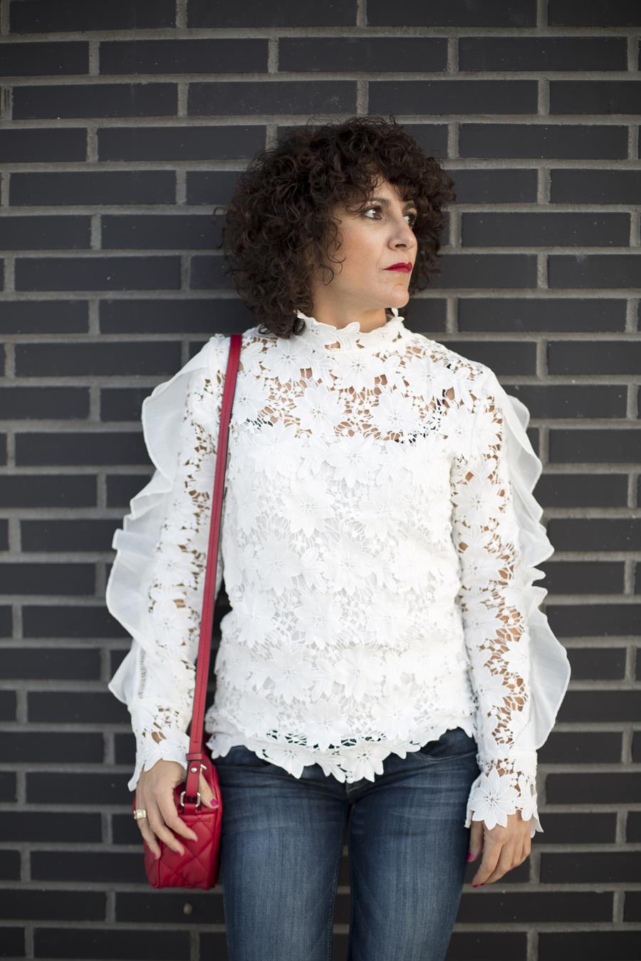 Rebeca Valdivia, personal shopper, estilista, stilist, Donostia, San Sebastián, Miss Clov, curls, rizos, bell jeans, pantalón de campana, camisa encaje, guipur, camisa blanca, white shirt, peep toe, bag, bolso bandolera