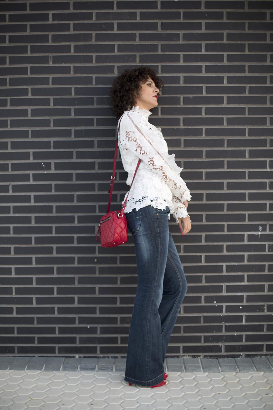 Rebeca Valdivia, personal shopper, estilista, stilist, Donostia, San Sebastián, Miss Clov, curls, rizos, bell jeans, pantalón de campana, camisa encaje, guipur, camisa blanca, white shirt, peep toe, bag, bolso bandolera