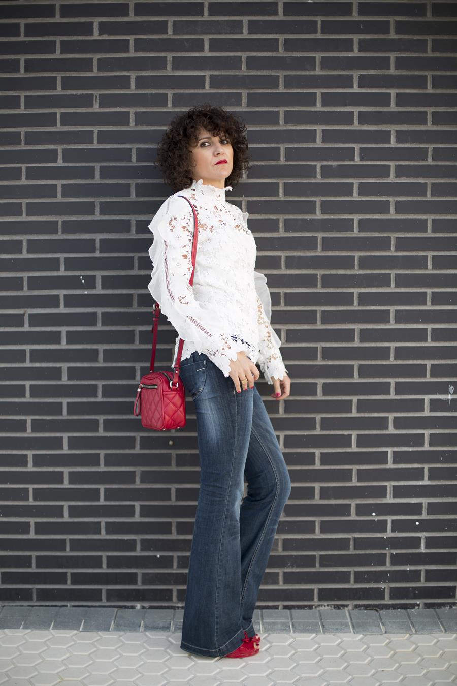 Rebeca Valdivia, personal shopper, estilista, stilist, Donostia, San Sebastián, Miss Clov, curls, rizos, bell jeans, pantalón de campana, camisa encaje, guipur, camisa blanca, white shirt, peep toe, bag, bolso bandolera