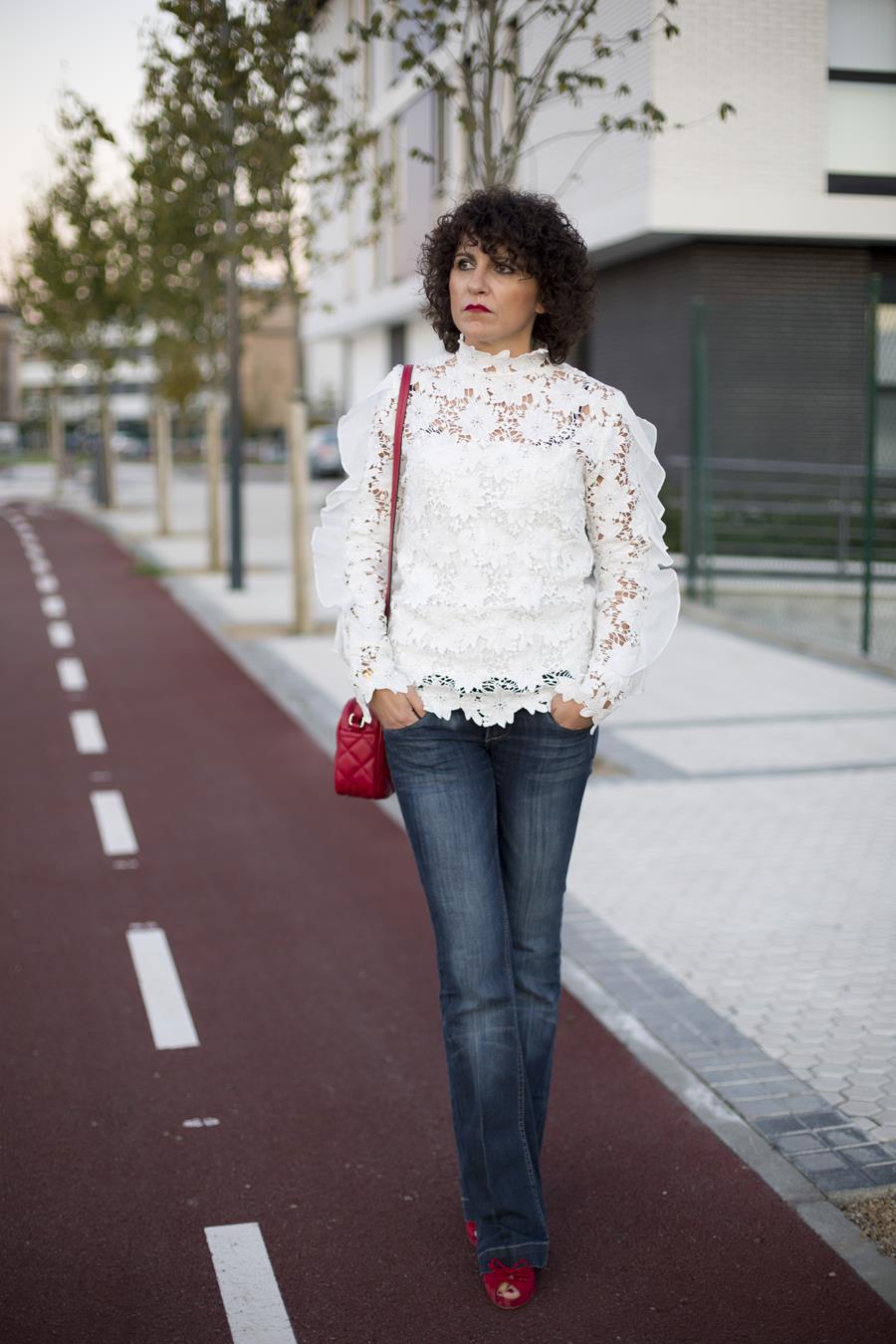 Rebeca Valdivia, personal shopper, estilista, stilist, Donostia, San Sebastián, Miss Clov, curls, rizos, bell jeans, pantalón de campana, camisa encaje, guipur, camisa blanca, white shirt, peep toe, bag, bolso bandolera