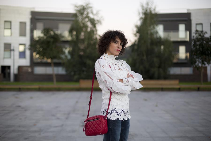 Rebeca Valdivia, personal shopper, estilista, stilist, Donostia, San Sebastián, Miss Clov, curls, rizos, bell jeans, pantalón de campana, camisa encaje, guipur, camisa blanca, white shirt, peep toe, bag, bolso bandolera