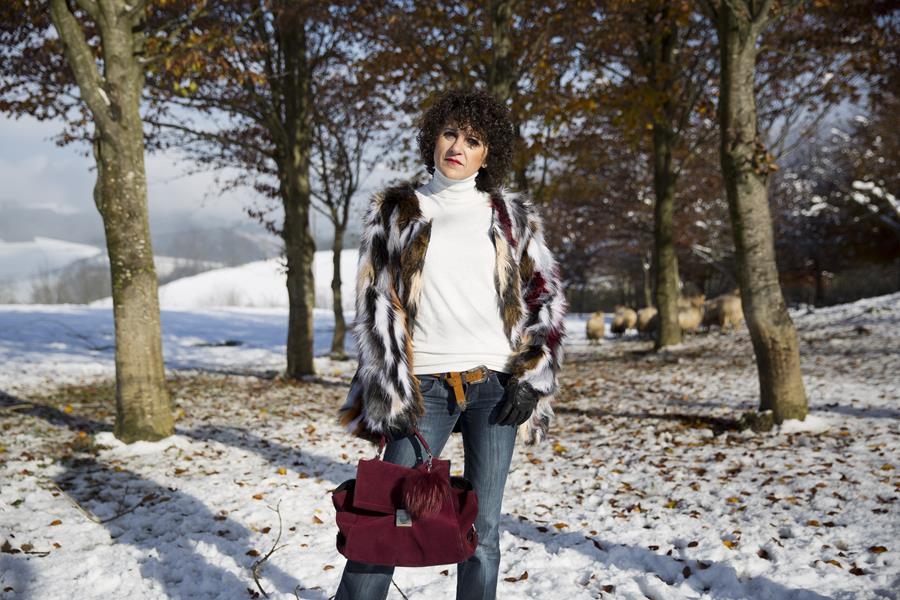 Rebeca Valdivia, personal shopper, estilista, stilist, asesora de imagen, denim, pantalón campana, bell pants, yety, abrigo pelo, sintético, faux fur coat, lizartza, bolso cartera, botín serpiente, boots, snow, nieve, txindoki