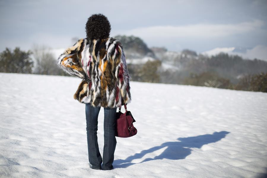 Rebeca Valdivia, personal shopper, estilista, stilist, asesora de imagen, denim, pantalón campana, bell pants, yety, abrigo pelo, sintético, faux fur coat, lizartza, bolso cartera, botín serpiente, boots, snow, nieve, txindoki