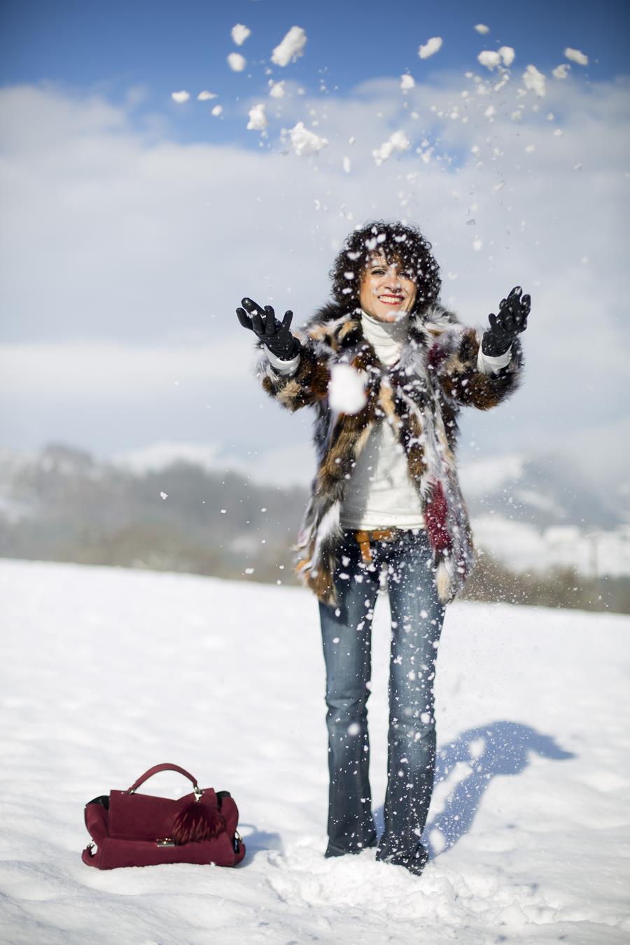 Rebeca Valdivia, personal shopper, estilista, stilist, asesora de imagen, denim, pantalón campana, bell pants, yety, abrigo pelo, sintético, faux fur coat, lizartza, bolso cartera, botín serpiente, boots, snow, nieve, txindoki