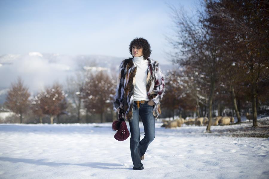 Rebeca Valdivia, personal shopper, estilista, stilist, asesora de imagen, denim, pantalón campana, bell pants, yety, abrigo pelo, sintético, faux fur coat, lizartza, bolso cartera, botín serpiente, boots, snow, nieve, txindoki