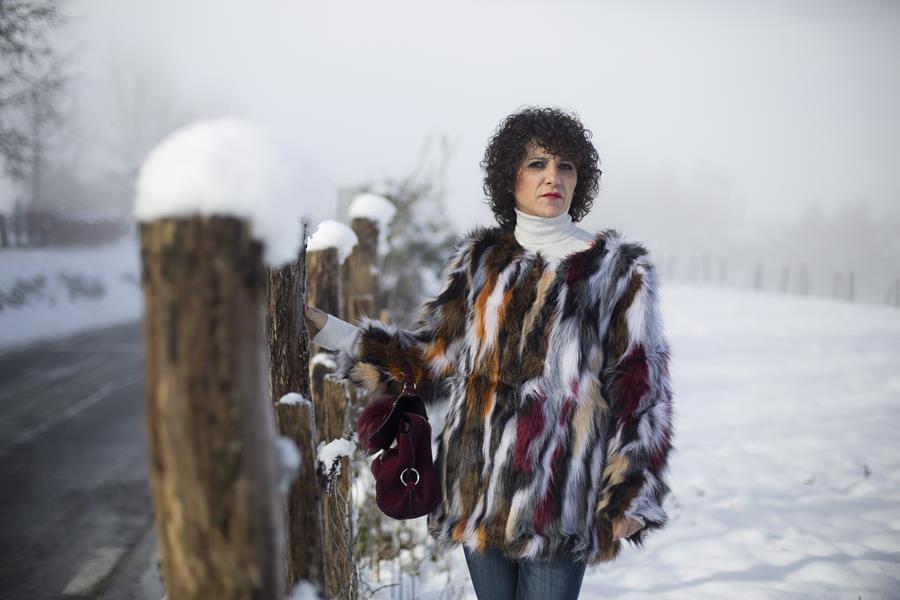 Rebeca Valdivia, personal shopper, estilista, stilist, asesora de imagen, denim, pantalón campana, bell pants, yety, abrigo pelo, sintético, faux fur coat, lizartza, bolso cartera, botín serpiente, boots, perlas, pearls, snow, nieve,