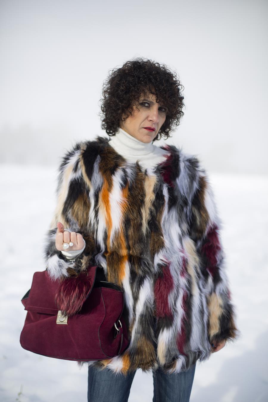 Rebeca Valdivia, personal shopper, estilista, stilist, asesora de imagen, denim, pantalón campana, bell pants, yety, abrigo pelo, sintético, faux fur coat, lizartza, bolso cartera, botín serpiente, boots, perlas, pearls, snow, nieve,