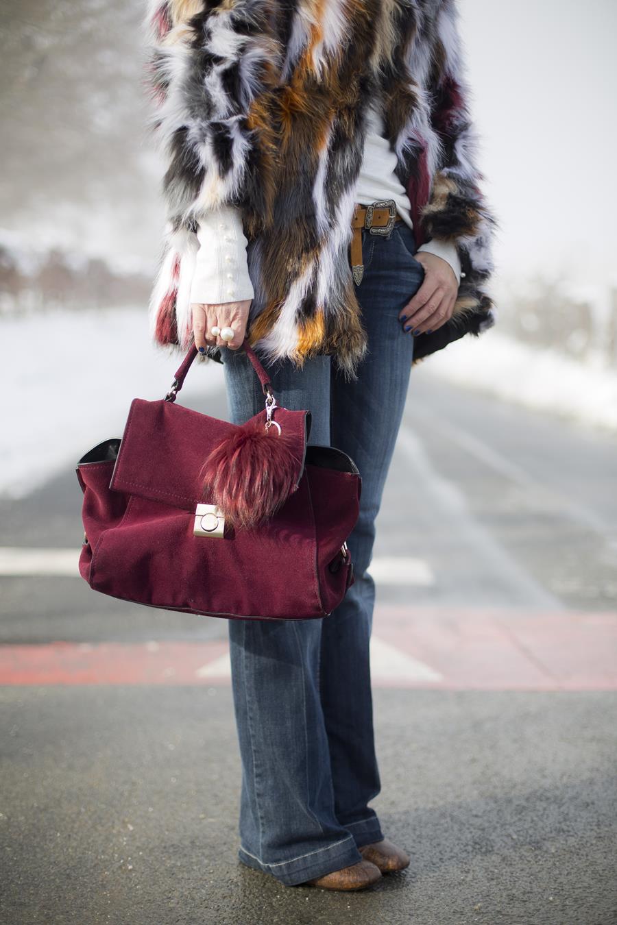 Rebeca Valdivia, personal shopper, estilista, stilist, asesora de imagen, denim, pantalón campana, bell pants, yety, abrigo pelo, sintético, faux fur coat, lizartza, bolso cartera, botín serpiente, boots, perlas, pearls, snow, nieve,