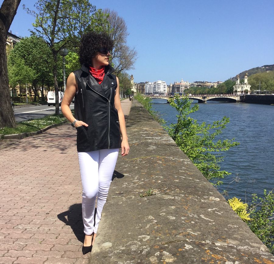 Rebeca Valdivia, asesora de imagen, personal shopper, estilista, stilist, Donostia, San Sebastián, Miss Clov, basicos, basic, blanco y negro, black and white, white jeans, navy, rayas marineras, blazer, americana negra, stilettos, heels, zapato salón, perfecto cuero, vest, chaleco de cuero