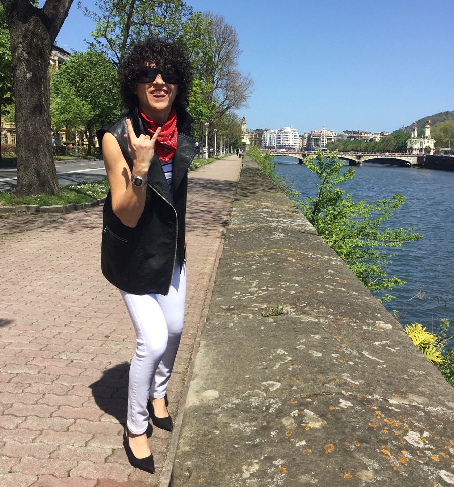 Rebeca Valdivia, asesora de imagen, personal shopper, estilista, stilist, Donostia, San Sebastián, Miss Clov, basicos, basic, blanco y negro, black and white, white jeans, navy, rayas marineras, blazer, americana negra, stilettos, heels, zapato salón, perfecto cuero, vest, chaleco de cuero
