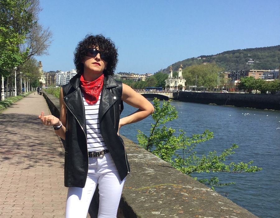 Rebeca Valdivia, asesora de imagen, personal shopper, estilista, stilist, Donostia, San Sebastián, Miss Clov, basicos, basic, blanco y negro, black and white, white jeans, navy, rayas marineras, blazer, americana negra, stilettos, heels, zapato salón, perfecto cuero, vest, chaleco de cuero