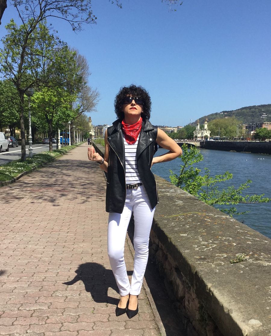 Rebeca Valdivia, asesora de imagen, personal shopper, estilista, stilist, Donostia, San Sebastián, Miss Clov, basicos, basic, blanco y negro, black and white, white jeans, navy, rayas marineras, blazer, americana negra, stilettos, heels, zapato salón, perfecto cuero, vest, chaleco de cuero