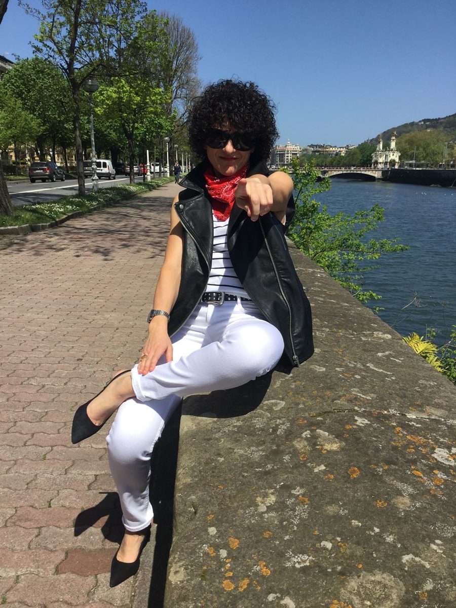 Rebeca Valdivia, asesora de imagen, personal shopper, estilista, stilist, Donostia, San Sebastián, Miss Clov, basicos, basic, blanco y negro, black and white, white jeans, navy, rayas marineras, blazer, americana negra, stilettos, heels, zapato salón, perfecto cuero, vest, chaleco de cuero