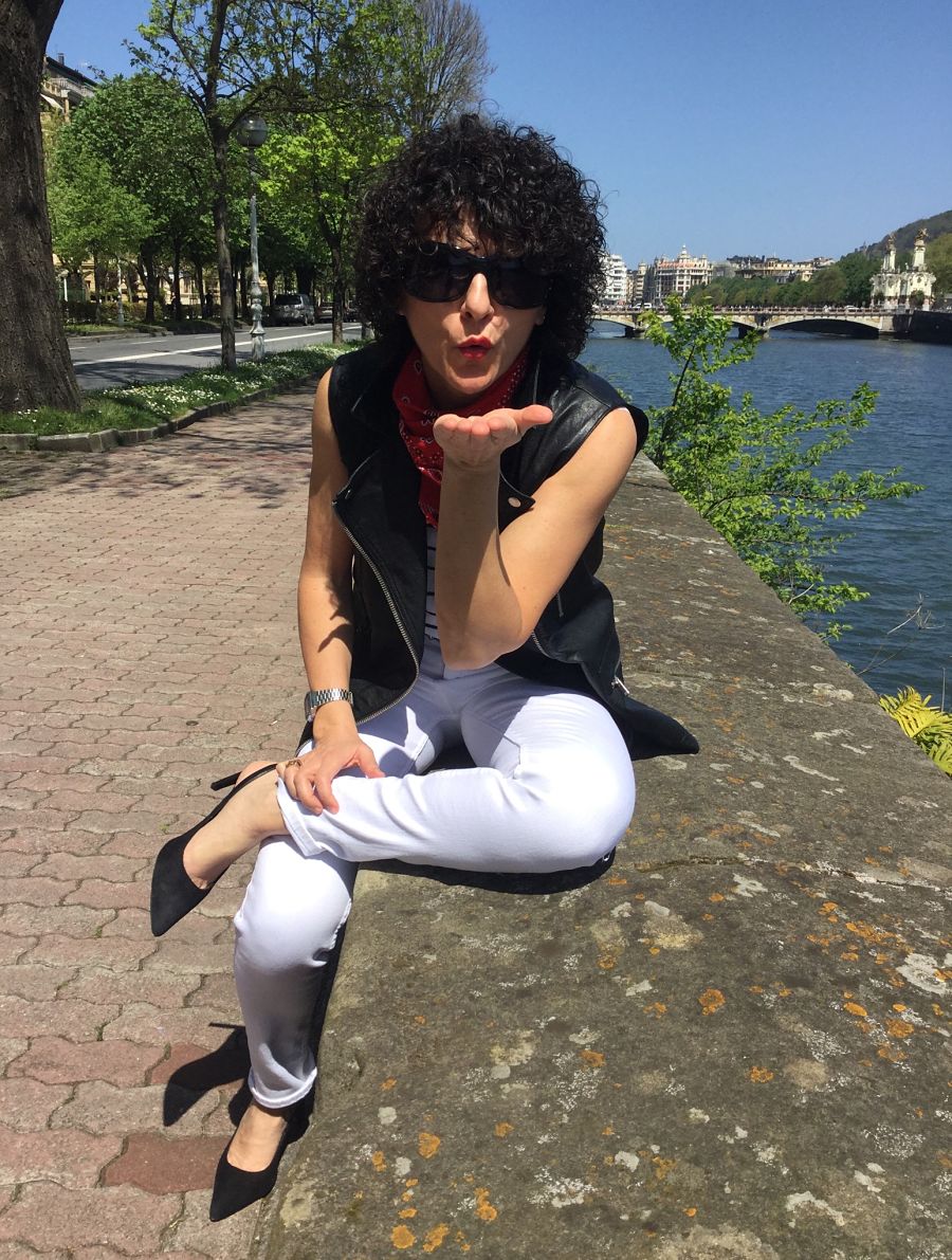 Rebeca Valdivia, asesora de imagen, personal shopper, estilista, stilist, Donostia, San Sebastián, Miss Clov, basicos, basic, blanco y negro, black and white, white jeans, navy, rayas marineras, blazer, americana negra, stilettos, heels, zapato salón, perfecto cuero, vest, chaleco de cuero
