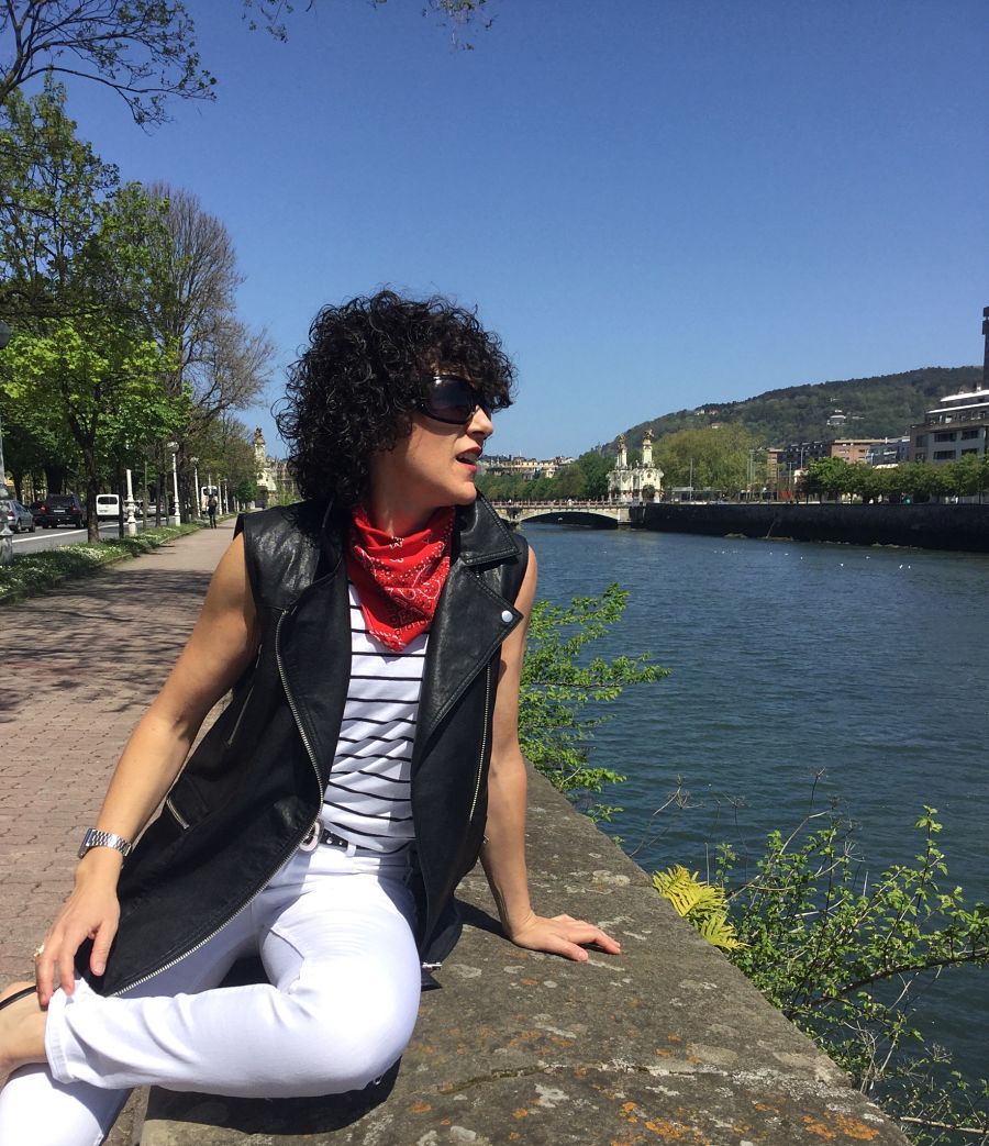 Rebeca Valdivia, asesora de imagen, personal shopper, estilista, stilist, Donostia, San Sebastián, Miss Clov, basicos, basic, blanco y negro, black and white, white jeans, navy, rayas marineras, blazer, americana negra, stilettos, heels, zapato salón, perfecto cuero, vest, chaleco de cuero