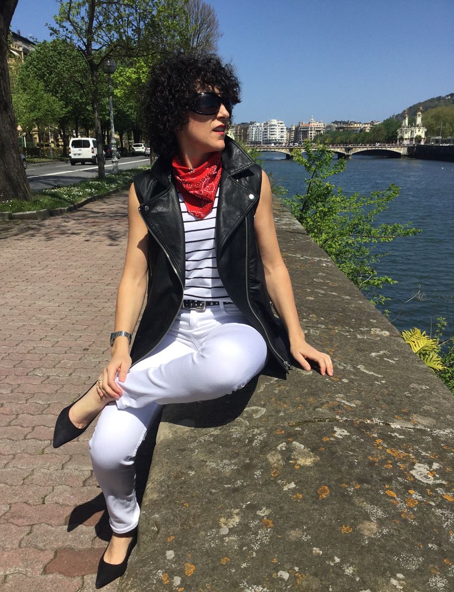 Rebeca Valdivia, asesora de imagen, personal shopper, estilista, stilist, Donostia, San Sebastián, Miss Clov, basicos, basic, blanco y negro, black and white, white jeans, navy, rayas marineras, blazer, americana negra, stilettos, heels, zapato salón, perfecto cuero, vest, chaleco de cuero
