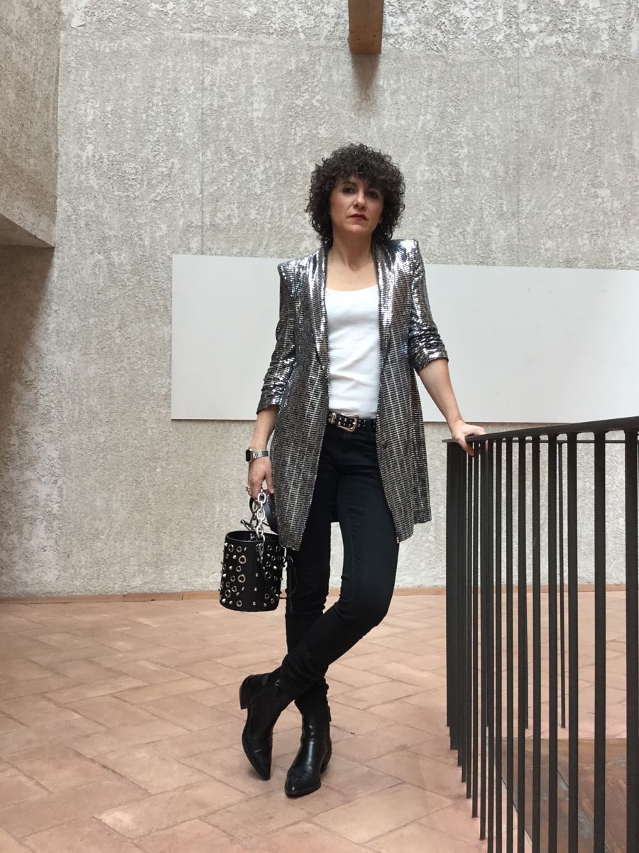 Rebeca Valdivia, asesora de imagen, personal shopper, estilista, stilist, Donostia, San Sebastián, Miss Clov, blanco y negro, black and white, pitillo negro, black jeans, skinny, cowboy boots, botines cowboy, vestido blazer, vestido plateado, metalizado, blazer dress, silver dress, bolso tachuelas, tachas bag
