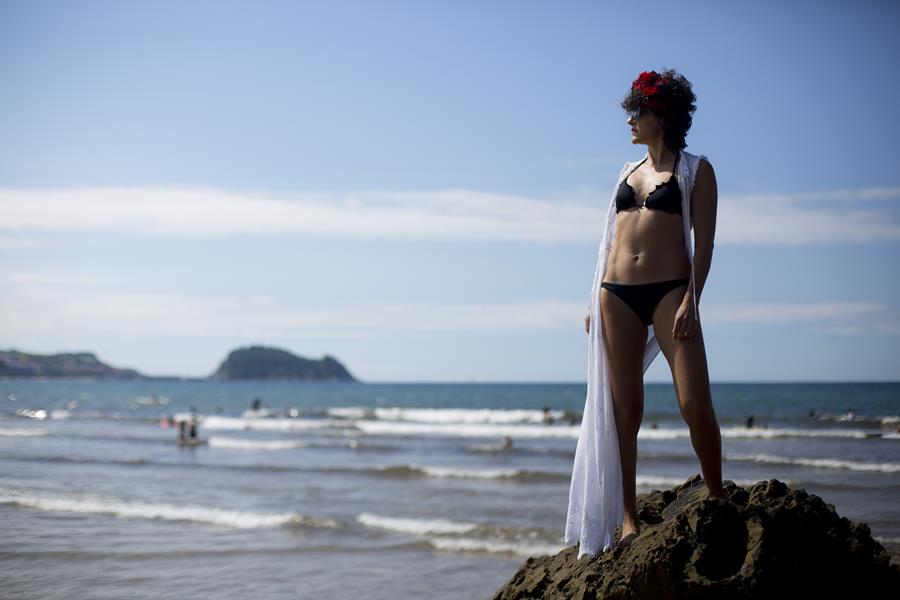 Rebeca Valdivia, asesora de imagen, personal shopper, estilista, stilist, Donostia, San Sebastián, Miss Clov, bikini negro, beach ware, tiara, diadema de flores preservadas, la tiara de maría, artesano, handmade, bolso guipur, vestido blanco, boho, white dress, Zarautz, Ratón de Getaria