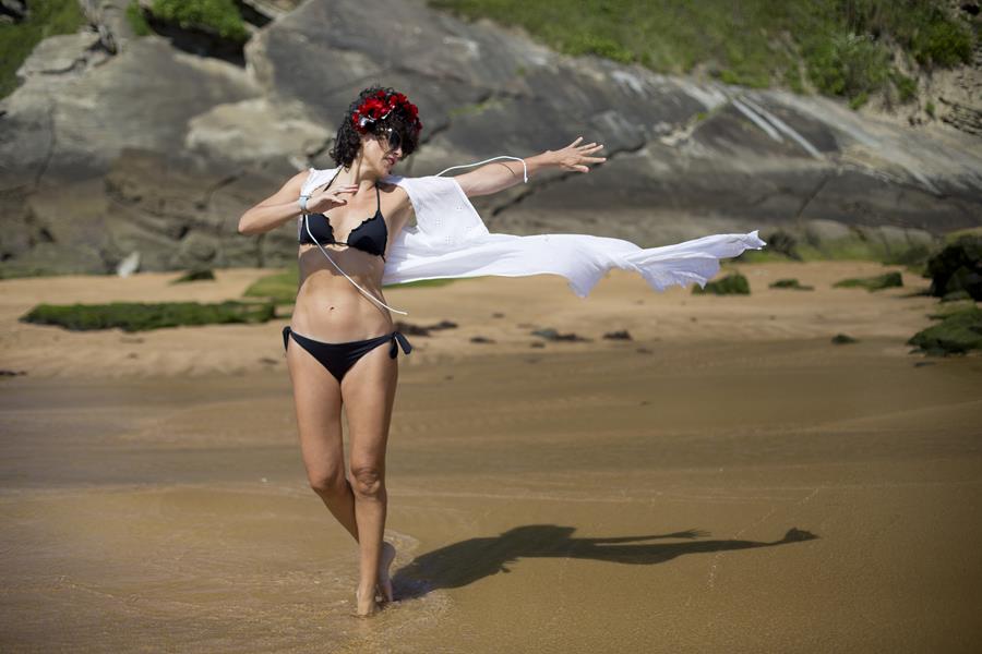 Rebeca Valdivia, asesora de imagen, personal shopper, estilista, stilist, Donostia, San Sebastián, Miss Clov, bikini negro, beach ware, tiara, diadema de flores preservadas, la tiara de maría, artesano, handmade, bolso guipur, vestido blanco, boho, white dress, Zarautz