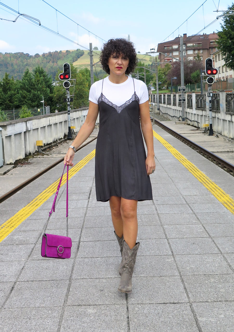 Rebeca Valdivia, asesora de imagen, personal shopper, estilista, stilist, influencer, Donostia, San Sebastián, Miss Clov, la blogger indie, influencer, Euskotren, vestido camisón, sleep dress, boots, Sendra, handmade, hecho a mano, tachuelas, made in Spain, artesano, Lasarte, denim jacket