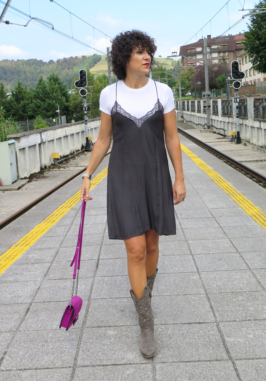 Rebeca Valdivia, asesora de imagen, personal shopper, estilista, stilist, influencer, Donostia, San Sebastián, Miss Clov, la blogger indie, influencer, Euskotren, vestido camisón, sleep dress, boots, Sendra, handmade, hecho a mano, tachuelas, made in Spain, artesano, Lasarte, denim jacket