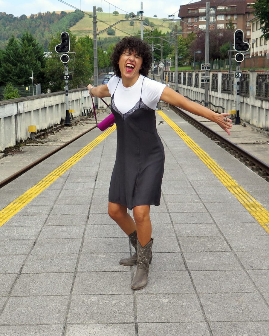 Rebeca Valdivia, asesora de imagen, personal shopper, estilista, stilist, influencer, Donostia, San Sebastián, Miss Clov, la blogger indie, influencer, Euskotren, vestido camisón, sleep dress, boots, Sendra, handmade, hecho a mano, tachuelas, made in Spain, artesano, Lasarte, denim jacket