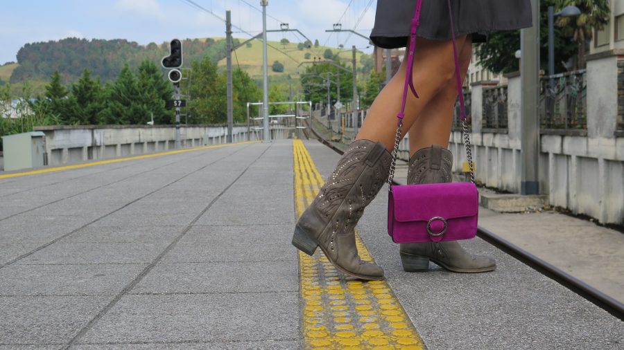 Rebeca Valdivia, asesora de imagen, personal shopper, estilista, stilist, influencer, Donostia, San Sebastián, Miss Clov, la blogger indie, influencer, Euskotren, vestido camisón, sleep dress, boots, Sendra, handmade, hecho a mano, tachuelas, made in Spain, artesano, Lasarte, denim jacket