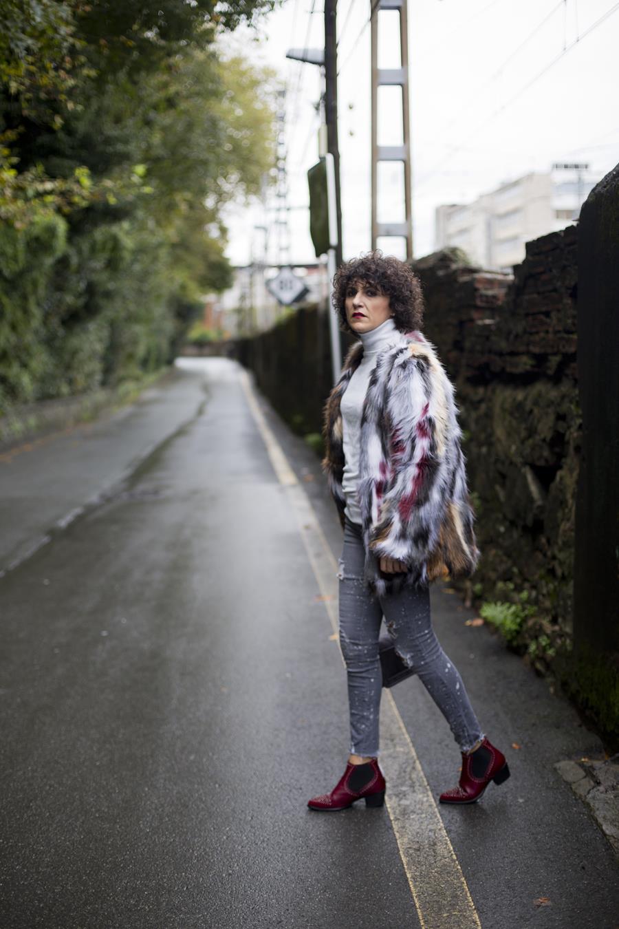 Rebeca Valdivia, asesora de imagen, personal shopper, estilista, stilist, influencer, Donostia, San Sebastián, Miss Clov, la blogger indie, influencer, ripped jeans, vaqueros rotos, denim, botín campero, tachas, alma y pena, boho & chic, abrigo pelo, fax fur coat, tomboystyle, jersey punto, sweater