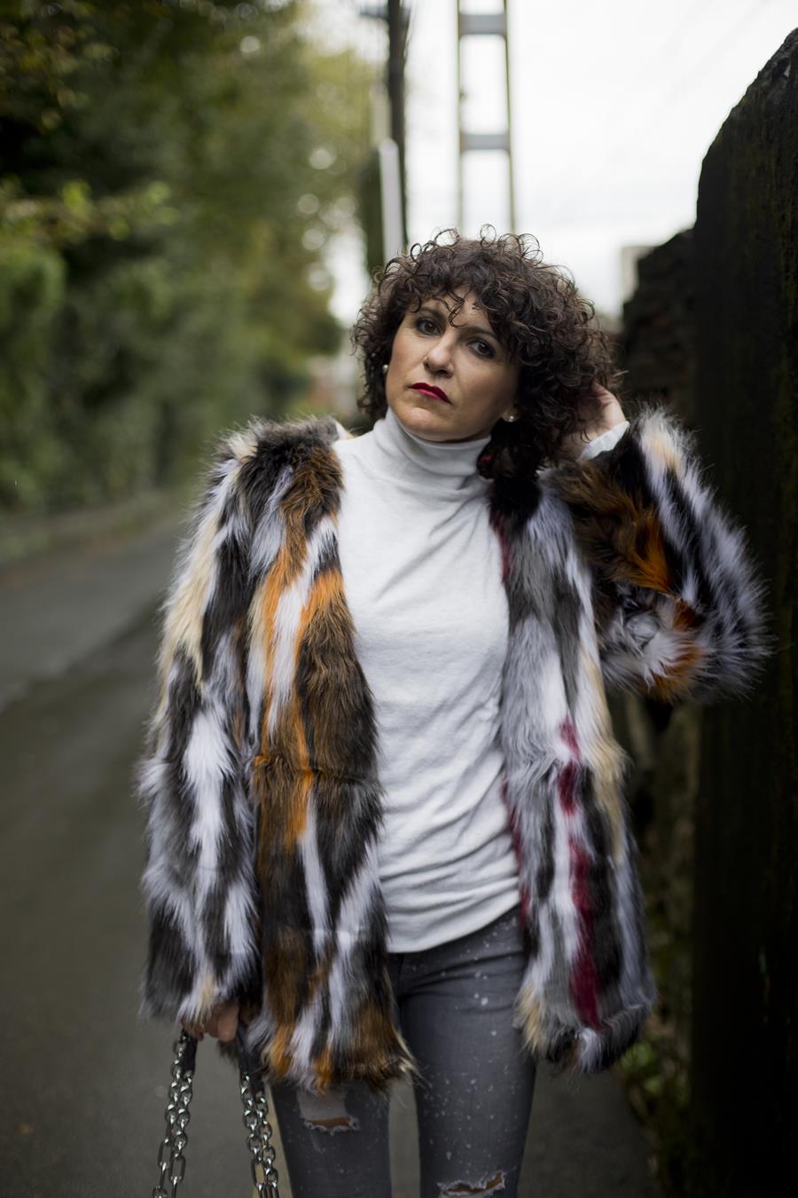 Rebeca Valdivia, asesora de imagen, personal shopper, estilista, stilist, influencer, Donostia, San Sebastián, Miss Clov, la blogger indie, influencer, ripped jeans, vaqueros rotos, denim, botín campero, tachas, alma y pena, boho & chic, abrigo pelo, fax fur coat, tomboystyle, jersey punto, sweater