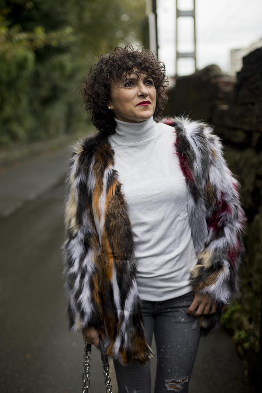 Rebeca Valdivia, asesora de imagen, personal shopper, estilista, stilist, influencer, Donostia, San Sebastián, Miss Clov, la blogger indie, influencer, ripped jeans, vaqueros rotos, denim, botín campero, tachas, alma y pena, boho & chic, abrigo pelo, fax fur coat, tomboystyle, jersey punto, sweater