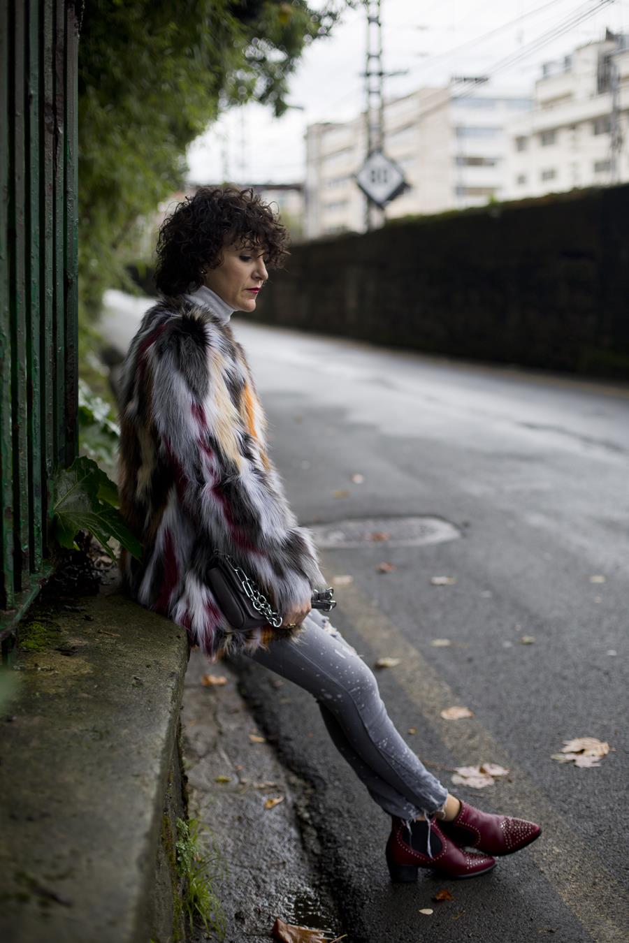 Rebeca Valdivia, asesora de imagen, personal shopper, estilista, stilist, influencer, Donostia, San Sebastián, Miss Clov, la blogger indie, influencer, ripped jeans, vaqueros rotos, denim, botín campero, tachas, alma y pena, boho & chic, abrigo pelo, fax fur coat, tomboystyle, jersey punto, sweater