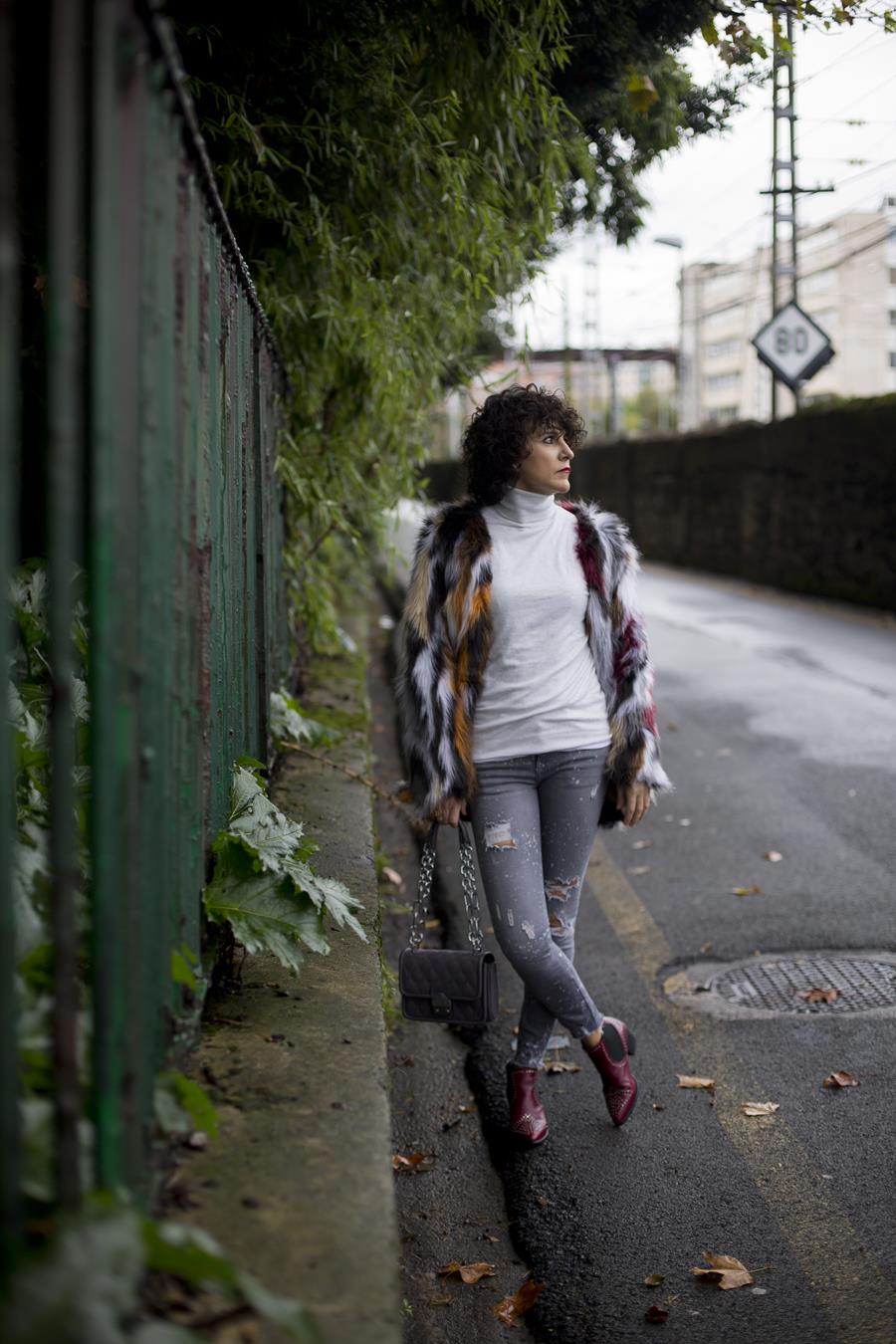 Rebeca Valdivia, asesora de imagen, personal shopper, estilista, stilist, influencer, Donostia, San Sebastián, Miss Clov, la blogger indie, influencer, ripped jeans, vaqueros rotos, denim, botín campero, tachas, alma y pena, boho & chic, abrigo pelo, fax fur coat, tomboystyle, jersey punto, sweater