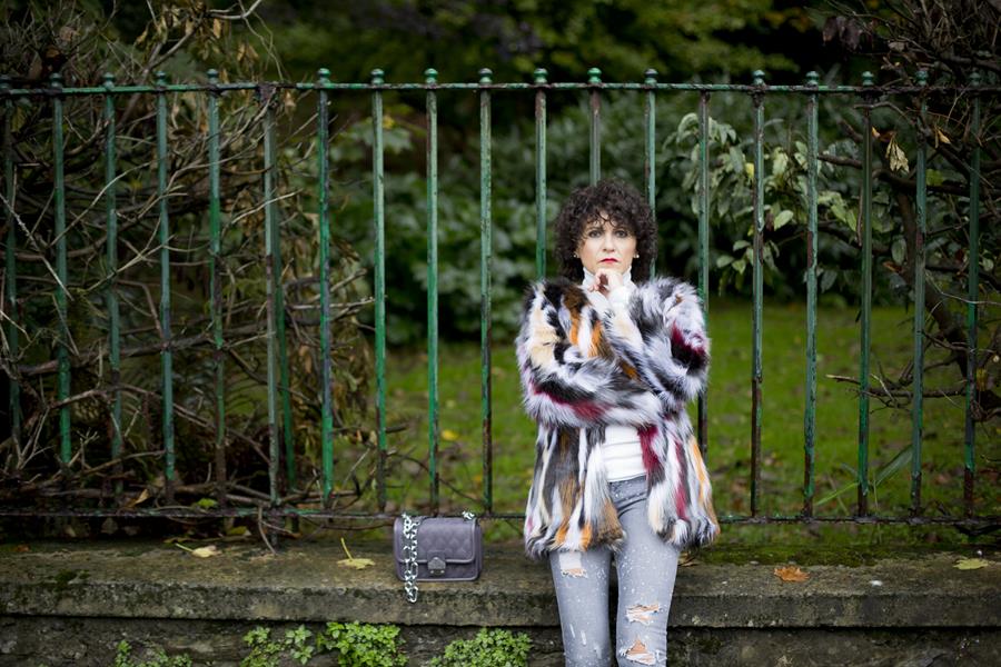 Rebeca Valdivia, asesora de imagen, personal shopper, estilista, stilist, influencer, Donostia, San Sebastián, Miss Clov, la blogger indie, influencer, ripped jeans, vaqueros rotos, denim, botín campero, tachas, alma y pena, boho & chic, abrigo pelo, fax fur coat, tomboystyle, jersey punto, sweater